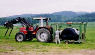 ベールラッパによって巻かれた牧草